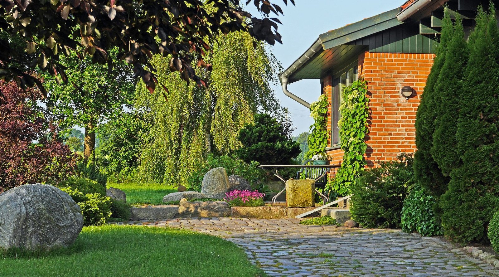 De tuin voor de verkoop van het huis